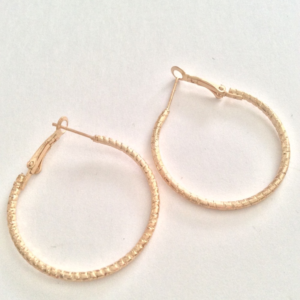 Earrings gold tone hoops bjr